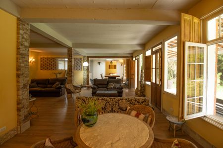 Casa de condomínio para alugar com 400m², 2 quartos e 4 vagasSala