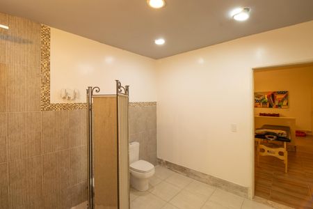 Casa de condomínio para alugar com 400m², 2 quartos e 4 vagasBanheiro da Suíte 2