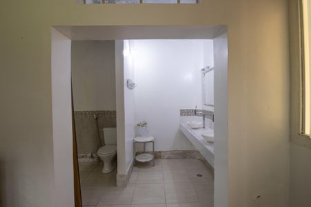 Casa de condomínio para alugar com 400m², 2 quartos e 4 vagasBanheiro da Suíte