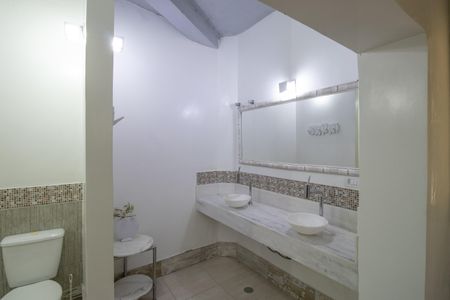 Casa de condomínio para alugar com 400m², 2 quartos e 4 vagasBanheiro da Suíte