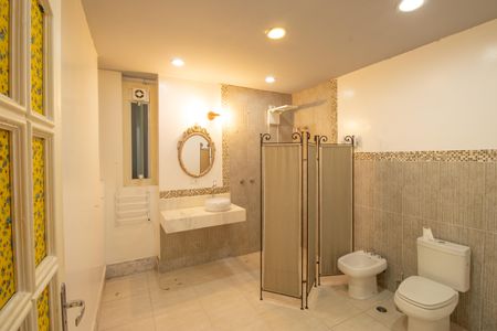 Casa de condomínio para alugar com 400m², 2 quartos e 4 vagasBanheiro da Suíte 2