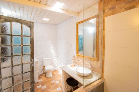 Casa de condomínio para alugar com 400m², 4 quartos e 3 vagasBanheiro do Quarto 2 - Suíte