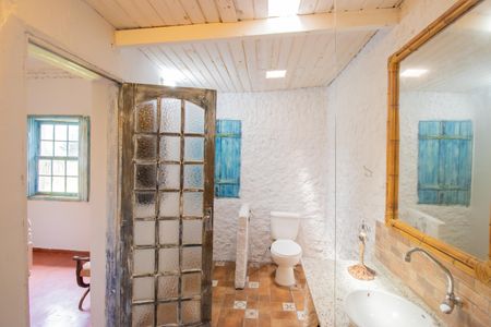 Casa de condomínio para alugar com 400m², 4 quartos e 3 vagasBanheiro do Quarto 2 - Suíte