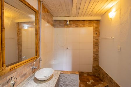 Casa de condomínio para alugar com 400m², 4 quartos e 3 vagasBanheiro do Quarto 2 - Suíte