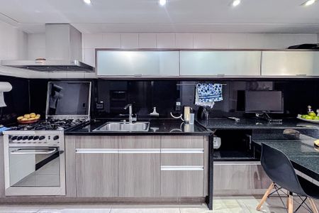 Apartamento à venda com 210m², 3 quartos e 4 vagas Apartamento à venda com 210m², 3 quartos e 4 vagasCozinha