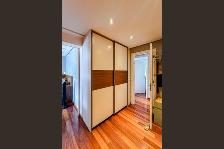 Apartamento à venda com 210m², 3 quartos e 4 vagas Apartamento à venda com 210m², 3 quartos e 4 vagasCloset da Suíte 1