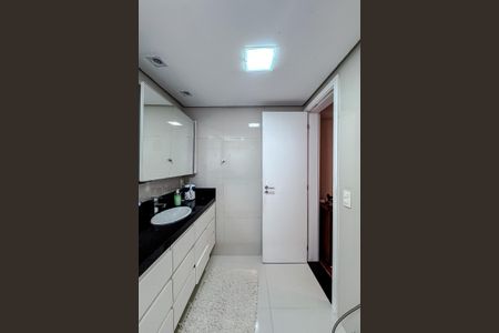 Apartamento à venda com 210m², 3 quartos e 4 vagas Apartamento à venda com 210m², 3 quartos e 4 vagasBanheiro da Suíte 1