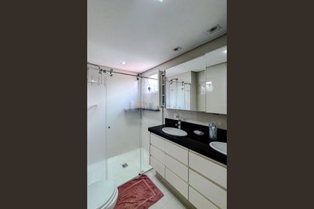 Apartamento à venda com 210m², 3 quartos e 4 vagas Apartamento à venda com 210m², 3 quartos e 4 vagasBanheiro da Suíte 1