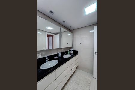 Apartamento à venda com 210m², 3 quartos e 4 vagas Apartamento à venda com 210m², 3 quartos e 4 vagasBanheiro da Suíte 1