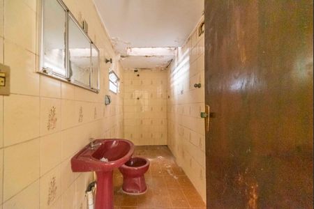 Casa à venda com 270m², 4 quartos e 4 vagas Casa à venda com 270m², 4 quartos e 4 vagasBanheiro da Garagem