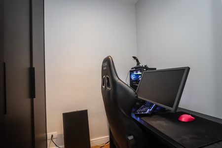 Apartamento à venda com 104m², 2 quartos e 2 vagasEscritório da suite 2