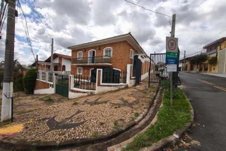 Casa à venda com 250m², 4 quartos e 5 vagas Casa à venda com 250m², 4 quartos e 5 vagasFachada