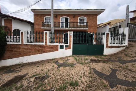 Casa à venda com 250m², 4 quartos e 5 vagas Casa à venda com 250m², 4 quartos e 5 vagasFachada