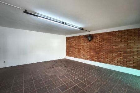 Casa à venda com 250m², 4 quartos e 5 vagas Casa à venda com 250m², 4 quartos e 5 vagasQuintal - Garagem