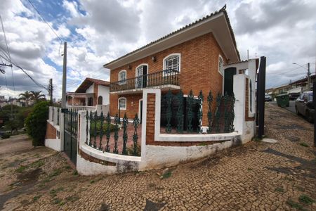Casa à venda com 250m², 4 quartos e 5 vagas Casa à venda com 250m², 4 quartos e 5 vagasFachada