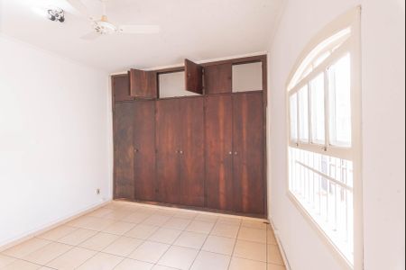 Casa à venda com 250m², 4 quartos e 5 vagas Casa à venda com 250m², 4 quartos e 5 vagasSuíte