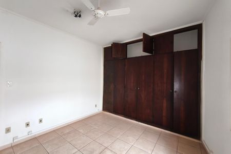 Casa à venda com 250m², 4 quartos e 5 vagas Casa à venda com 250m², 4 quartos e 5 vagasQuarto Suíte