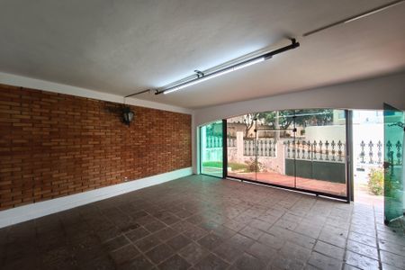Casa à venda com 250m², 4 quartos e 5 vagas Casa à venda com 250m², 4 quartos e 5 vagasQuintal - Garagem