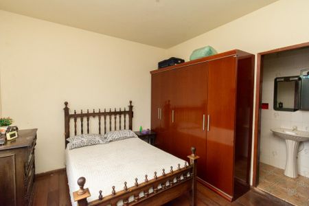 Casa à venda com 328m², 4 quartos e 5 vagasSuíte