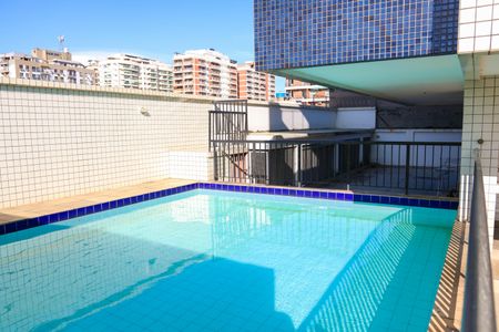 Apartamento à venda com 226m², 3 quartos e 4 vagas Apartamento à venda com 226m², 3 quartos e 4 vagasÁrea comum - Piscina