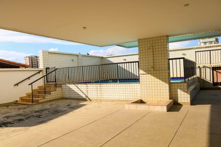 Apartamento à venda com 226m², 3 quartos e 4 vagas Apartamento à venda com 226m², 3 quartos e 4 vagasÁrea comum - Piscina