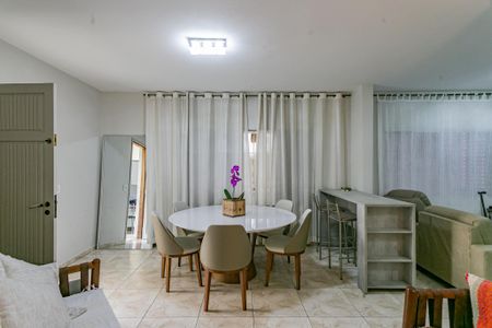 Casa para alugar com 243m², 3 quartos e 2 vagas Casa para alugar com 243m², 3 quartos e 2 vagasSala