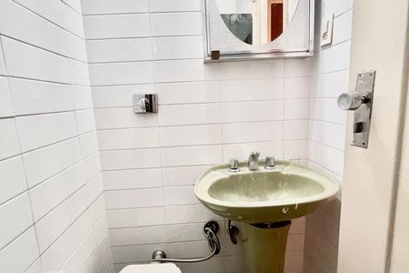 Apartamento à venda com 70m², 3 quartos e sem vaga Apartamento à venda com 70m², 3 quartos e sem vagaBanheiro social