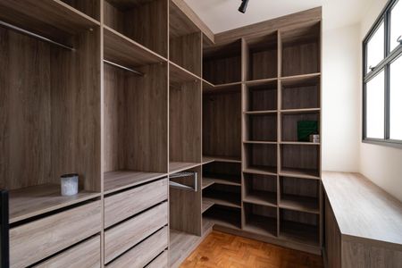 Apartamento à venda com 115m², 1 quarto e sem vaga Apartamento à venda com 115m², 1 quarto e sem vagaCloset da suíte