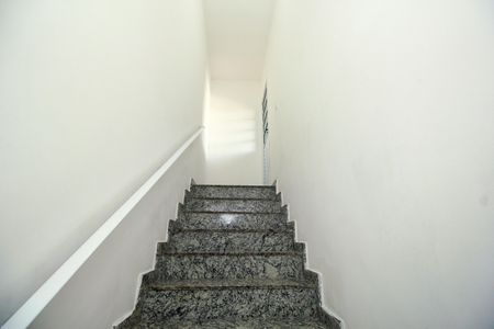 Apartamento à venda com 100m², 2 quartos e 1 vagaEscada