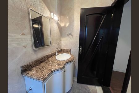 Casa à venda com 250m², 5 quartos e 2 vagas Casa à venda com 250m², 5 quartos e 2 vagasBanheiro