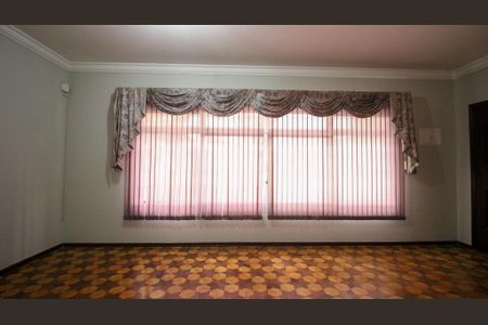 Casa para alugar com 3 quartos, 250m² em Vila Margarida, São Paulo