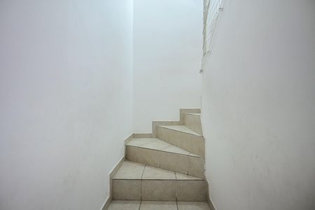 Escada de casa para alugar com 3 quartos, 130m² em Parque das Cigarreiras, Taboão da Serra