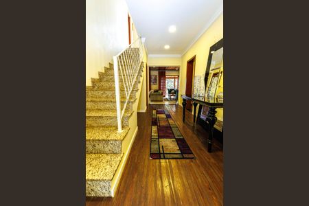 Casa de condomínio para alugar com 530m², 3 quartos e 6 vagasEscada