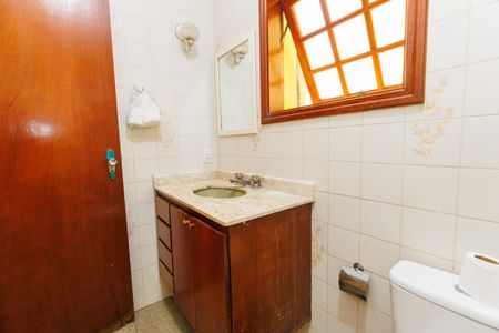 Casa de condomínio para alugar com 530m², 3 quartos e 6 vagasBanheiro de Serviço