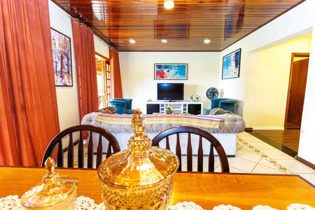 Casa de condomínio para alugar com 530m², 3 quartos e 6 vagasSala