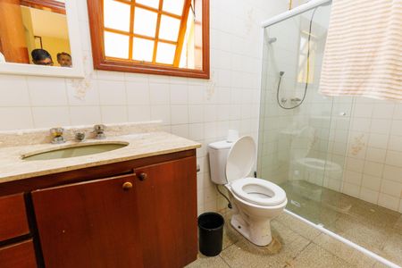 Casa de condomínio para alugar com 530m², 3 quartos e 6 vagasBanheiro de Serviço