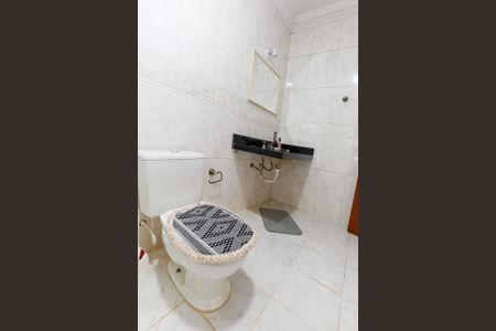 Casa de condomínio para alugar com 530m², 3 quartos e 6 vagasBanheiro Social 1