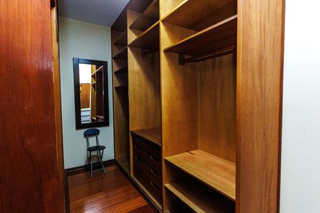 Casa de condomínio para alugar com 530m², 3 quartos e 6 vagasCloset Quarto 1