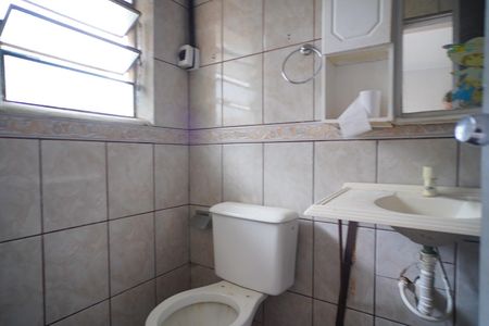 Banheiro social de apartamento para alugar com 2 quartos, 50m² em Sarandi, Porto Alegre