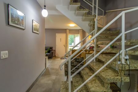 Casa de condomínio para alugar com 170m², 3 quartos e 2 vagasEscadas