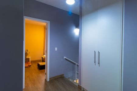 Casa de condomínio para alugar com 170m², 3 quartos e 2 vagasCorredor andar superior