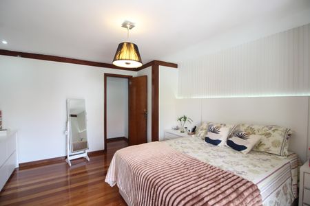 Casa de condomínio à venda com 216m², 5 quartos e 3 vagasQuarto 4