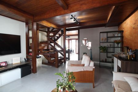 Casa de condomínio à venda com 216m², 5 quartos e 3 vagasSala