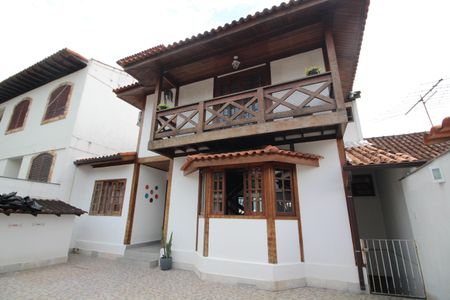 Casa de condomínio à venda com 216m², 5 quartos e 3 vagasFrente
