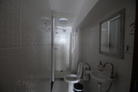 Casa de condomínio à venda com 216m², 5 quartos e 3 vagasBanheiro de Serviço