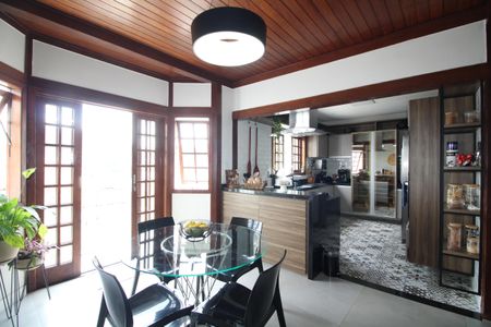 Casa de condomínio à venda com 216m², 5 quartos e 3 vagasSala