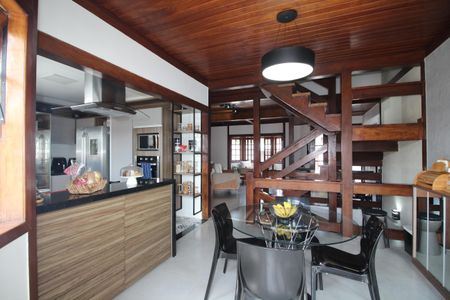 Casa de condomínio à venda com 216m², 5 quartos e 3 vagasSala