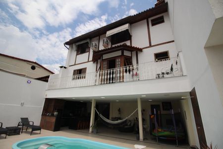 Casa de condomínio à venda com 216m², 5 quartos e 3 vagasFundos 