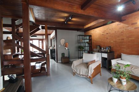 Casa de condomínio à venda com 216m², 5 quartos e 3 vagasSala