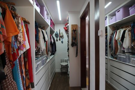 Casa de condomínio à venda com 216m², 5 quartos e 3 vagasQuarto 4 - Closet